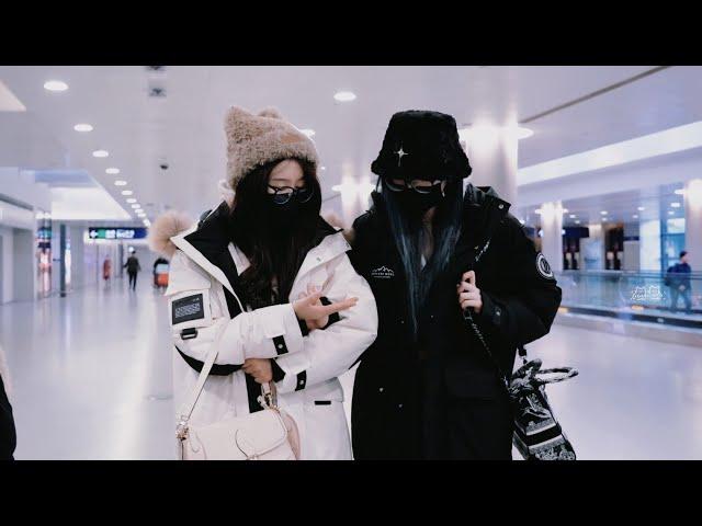 SNH48 Wang Yi and Zhou Shi Yu - SQHY Teasing Each Other in the Airport