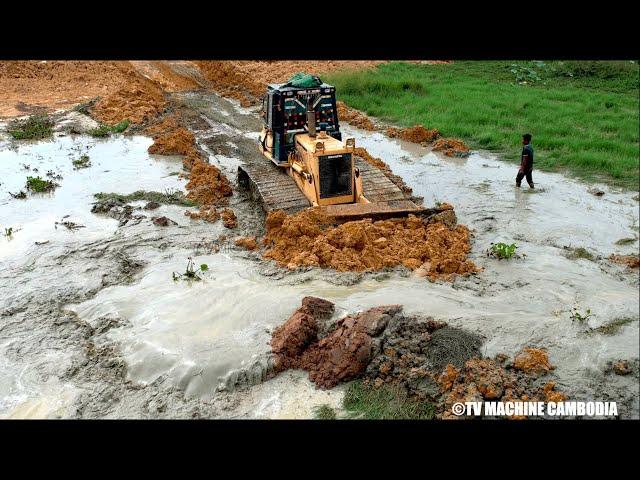 Wonderfull Intelligent Driver Skills Stronger Dozer Remove Clearing Mud One By One And Pushing Soil