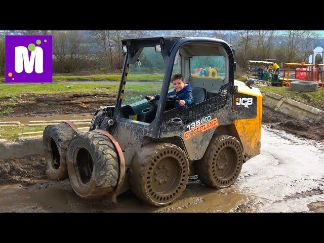 Макс в 6 лет водит экскаватор / Летаем в ковше в Diggerland Англия