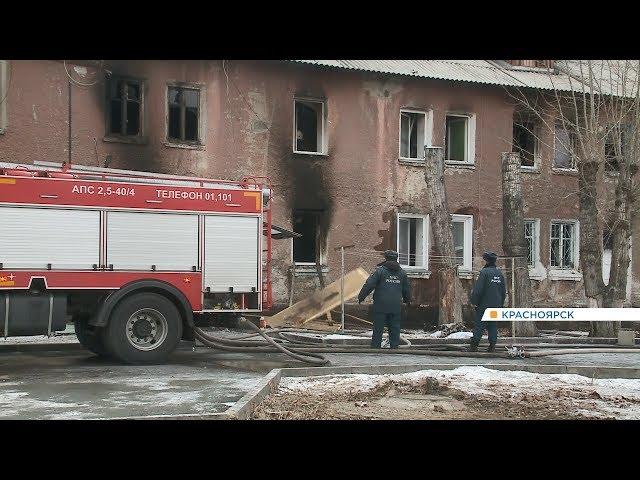 В Красноярске на Глинки изнутри выгорел двухэтажный дом: репортаж с места происшествия