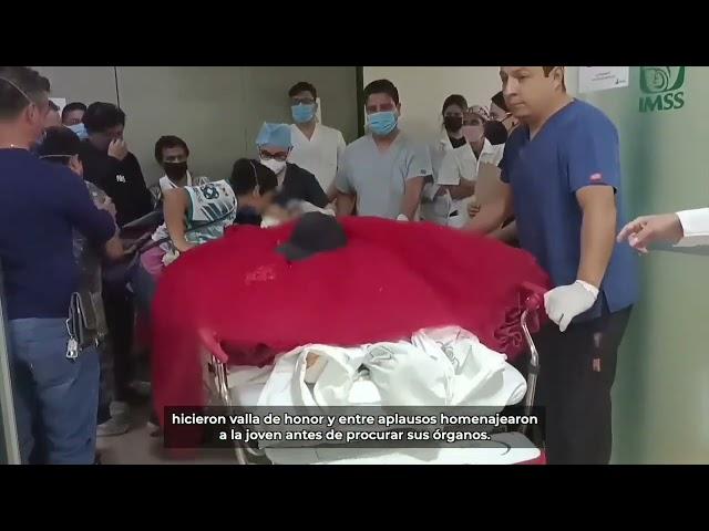 Con su vestido de 15 años y en compañía de su familia, despide IMSS a joven donante de órganos.