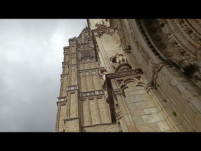 Colocación Belén de puerta de la Catedral de Toledo