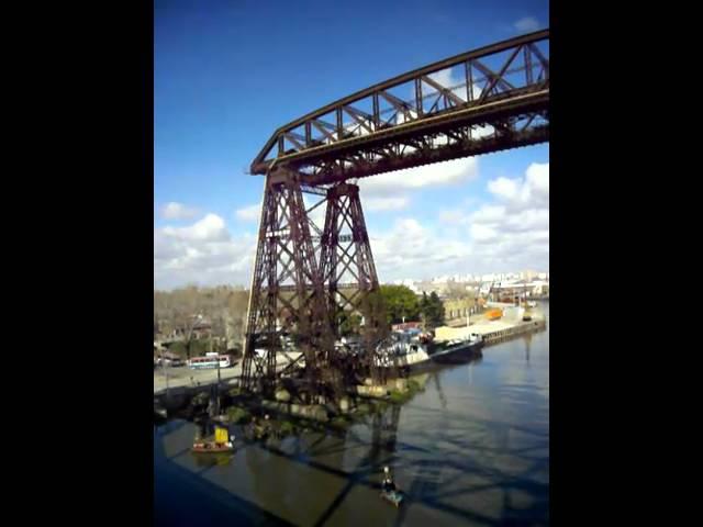 LA BOCA - CAMINANDO POR EL PUENTE AVELLANEDA EN EL BARRIO LA BOCA BUENOS AIRES