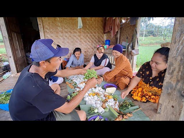 Hidup di desa bikin gagal diet, paling nikmat bikin nasi liwet di saung sawah seperti ini