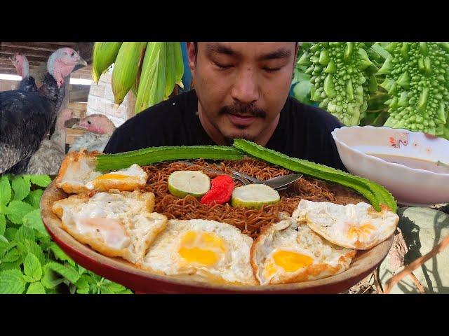 my small poltry and kitchen garden tour || eating spicy noodles and sunny side up eggs.