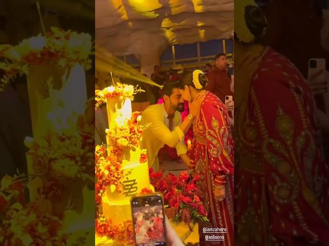 Zaheer Iqbal SINGS 'Tere mast mast do nain' for Sonakshi Sinha while cutting wedding cake  #shorts