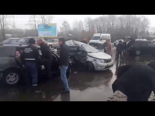 17.10.2020г - В Нижнем Тагиле на заснеженной дороге произошло столкновение Kia Rio и Toyota Caldina.