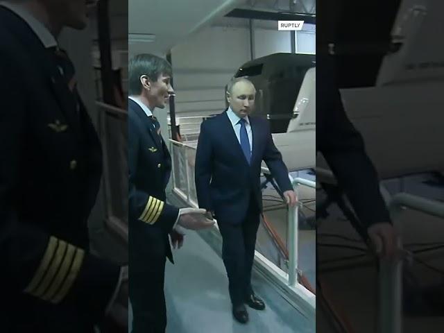 Putin tests flight simulator at Aeroflot