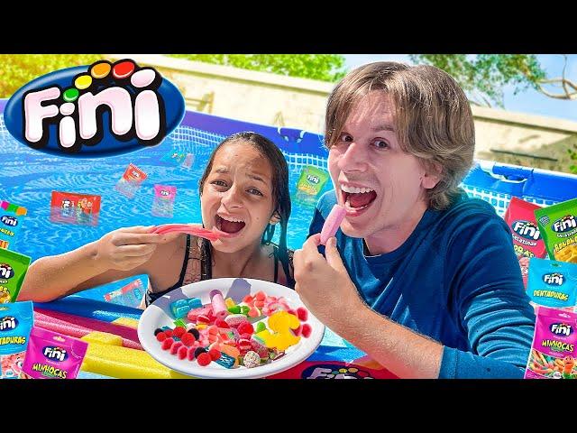 PROVANDO BALAS FINI NA PISCINA | TIO LUCAS E LAILA SHOW