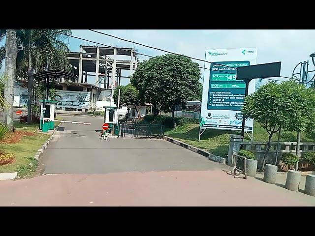 jalan jalan siang di dapan islamic centre Bekasi kota..ehh ada crane super besar.. JUMBO.