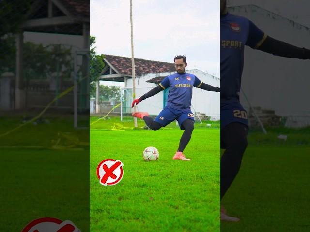 Tutorial kiper menendang goalkick / tendangan gawang!! kiper pemula wajib tau!! #shorts