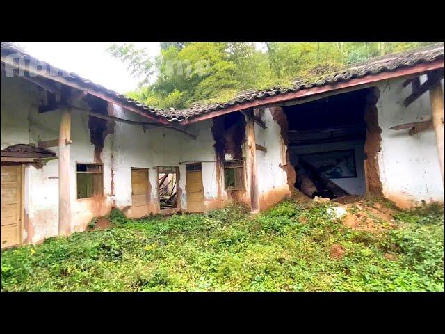 Grandma died ~ HOMELESS couple renovated their old house in the forest ~ SURVIVE  ~ CLEAN UP WEEDS