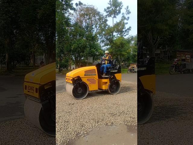 Mobil giling ngerapihin jalan #shorts #short #mawitrip #mobilgiling #mobilbuldozer #mobilbesar