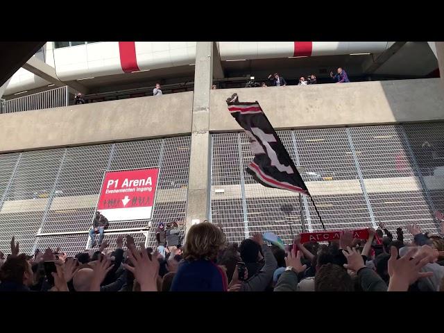 KLAAS JAN HUNTELAAR gaat heerlijk los met de supporters!