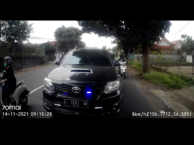 Fortuner arogan pakai strobo, maksa nyalip mepet mobil lain