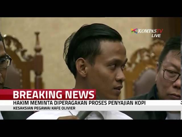 Pegawai Olivier Peragakan Proses Penyajian