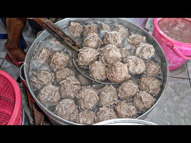 SEHARI 200 KILO??? TERNYATA BEGINI PROSES PEMBUATAN PENTOL BAKSO PALING VIRAL DI GRESIK