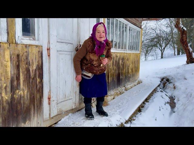 The difficult lonely life of a 90-year-old grandmother on a mountaintop without civilization