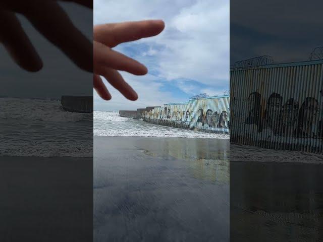 Переход границы Мексики и США через забор на пляже ️