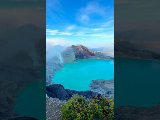 Озеро внутри вулкана Иджена: чудо природы #era #era_ays #indonesia #ijencrater #travel #иджен