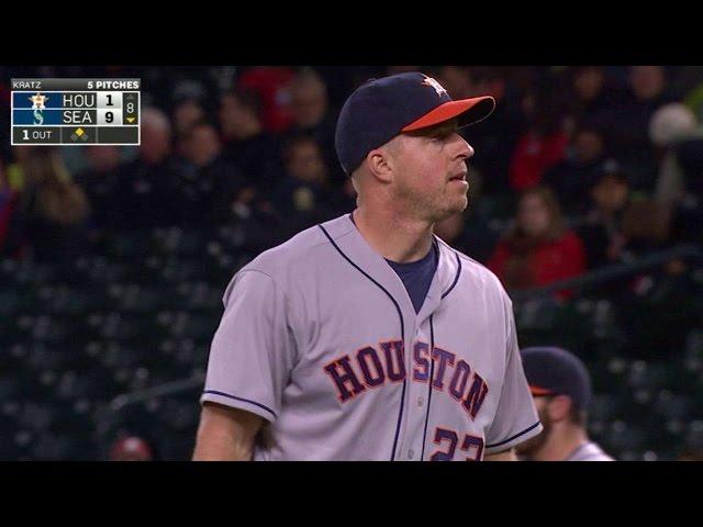 HOU@SEA: Catcher Kratz pitches for Astros in 8th