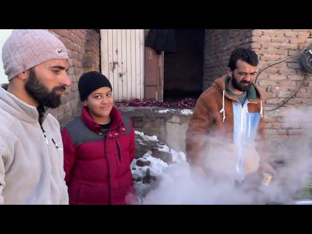 Kishtwar youths join hand to offer Shukrana (Thanks offering) to Almighty Allah for 1st snowfall