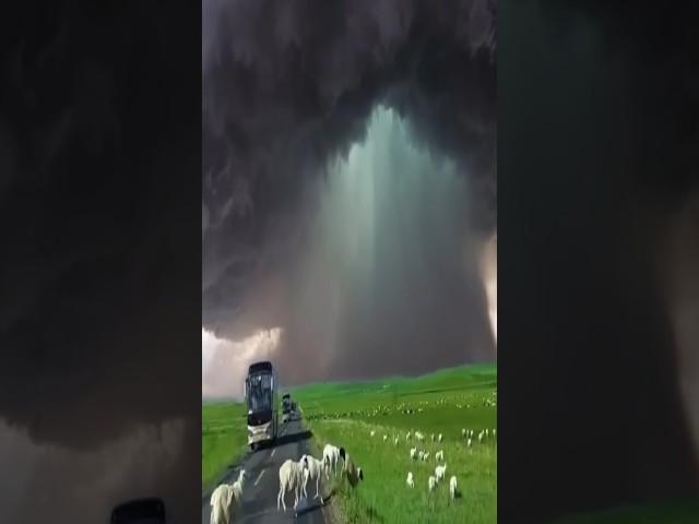 Times Mother Nature Got Angry on Camera_1