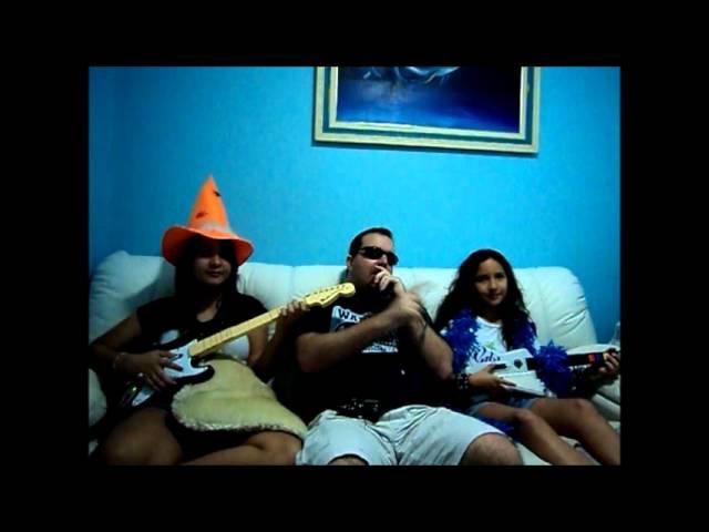 Carlos Buosi, Julia Buosi e Giovana Buosi tocando Guitar Hero