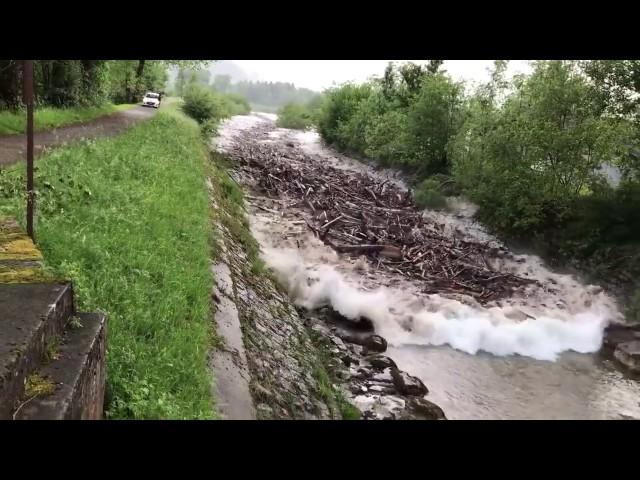 Terribile e inaspettato flash flood in discesa dalle Alpi sul versante Svizzero