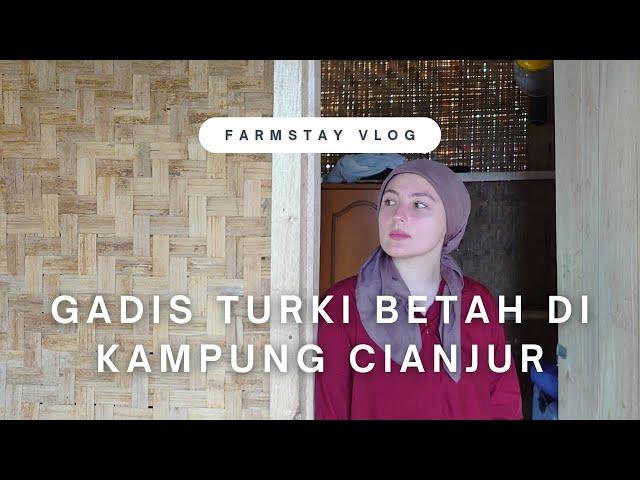 Bule Cantik dari Turki Terpesona oleh Keindahan Kampung di Cianjur, Indonesia