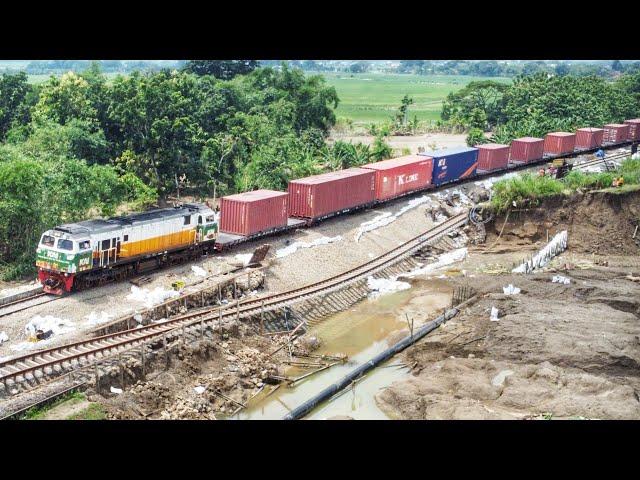 BAHKAN KERETA BARANG BERAT SEKELAS KONTENER PUN BISA LEWAT LOKASI SEBELUM TERJADI LONGSOR SUSULAN.