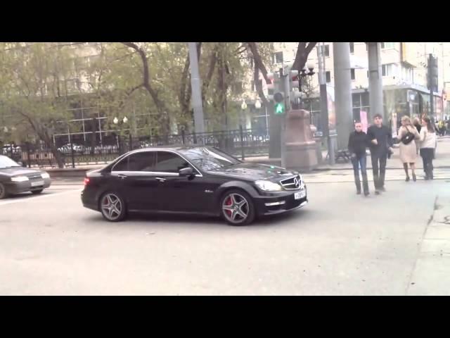 Мерс C63 AMG пугает людей звуком)