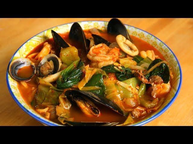 Spicy seafood and meat mixed noodle soup (Jjamppong: 짬뽕)