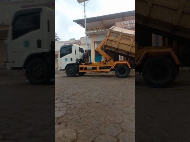 beginilah cara TRUK sampah turunkan bak #dumptruck #shortvideo #truksampah