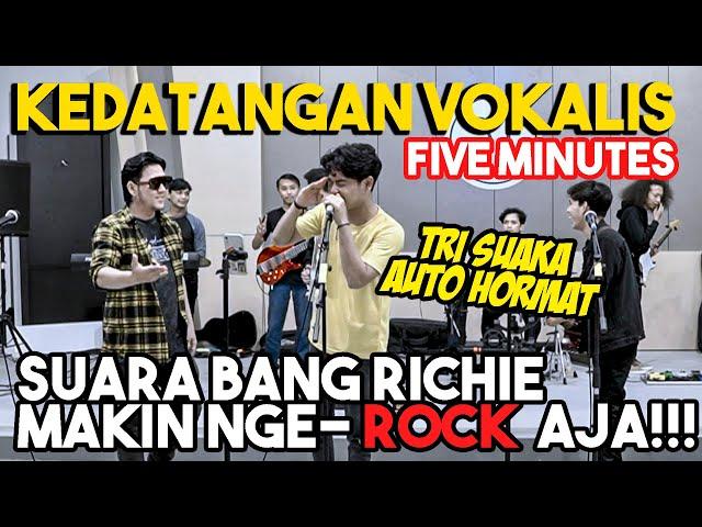 Kedatangan Vokalis Five Minutes!!! bawakan lagu "Bertahan" ft. Tri Suaka