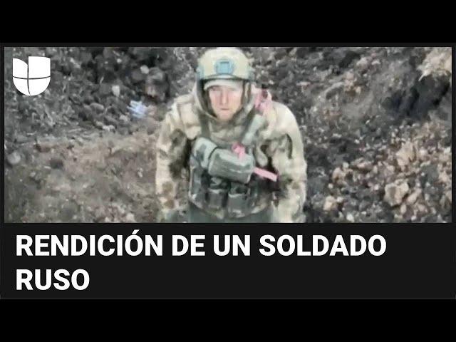 El momento en que un soldado ruso se rinde ante un dron ucraniano