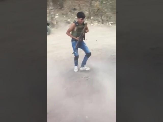 Sicarios bailando de alegría