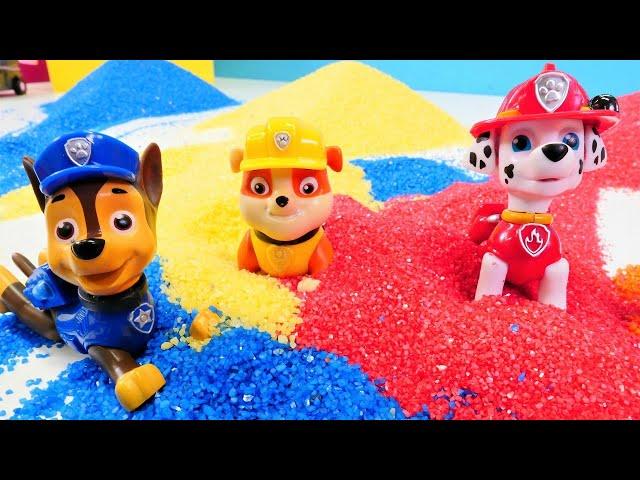 Video für Kinder. Skye sucht das Paw Patrol Team. Spielzeugvideo auf Deutsch.