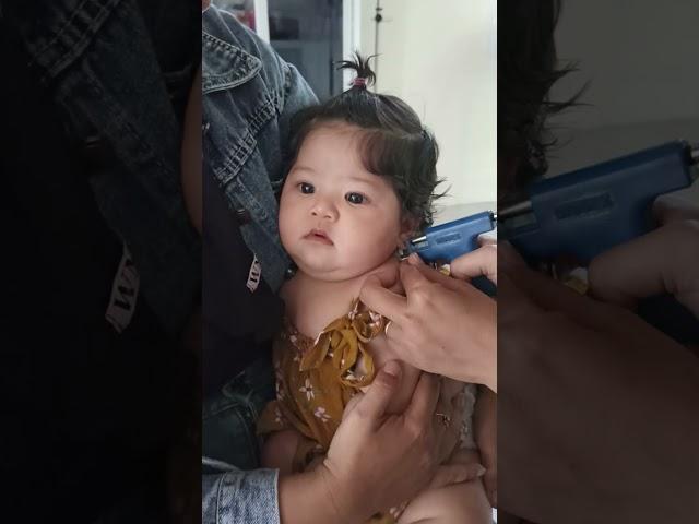 Proses Tindik Telinga Bayi Usia 3 Bulan