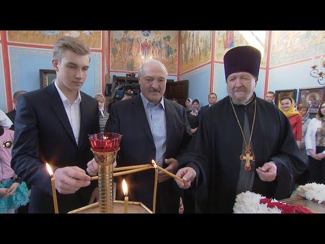 Лукашенко в праздник Пасхи зажег свечу в храме Рождества Христова в Логойском районе