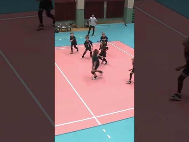 9 Year Old Korean Kids Play Some Insane Volleyball