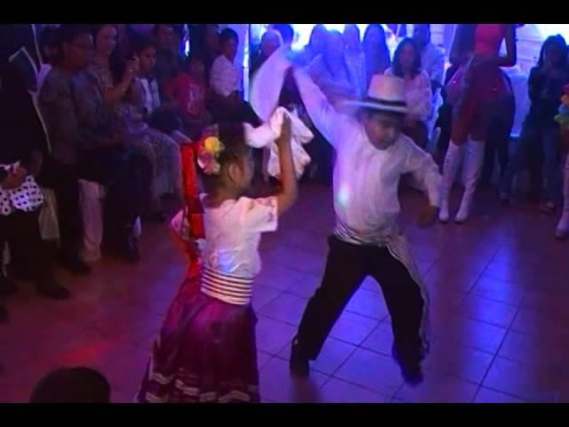 A si baila mi trujillana con los hermanitos Arevalo Cortez . dale like .