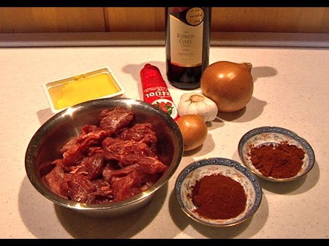 Das perfekte Rindergulasch mit Paprika und Zwiebeln - Ninas Kochlust