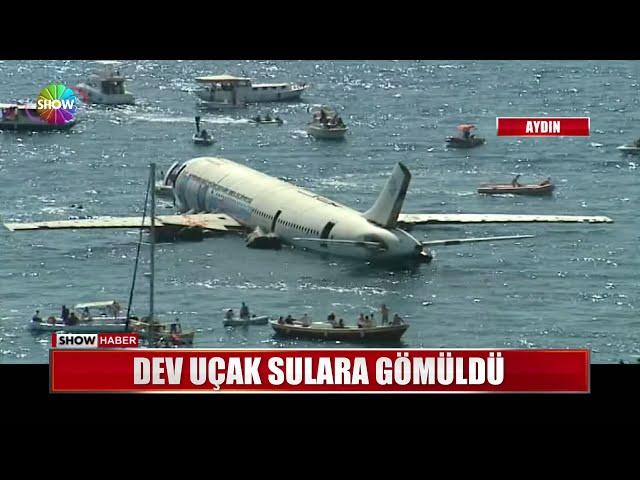 Dev uçak sulara gömüldü!