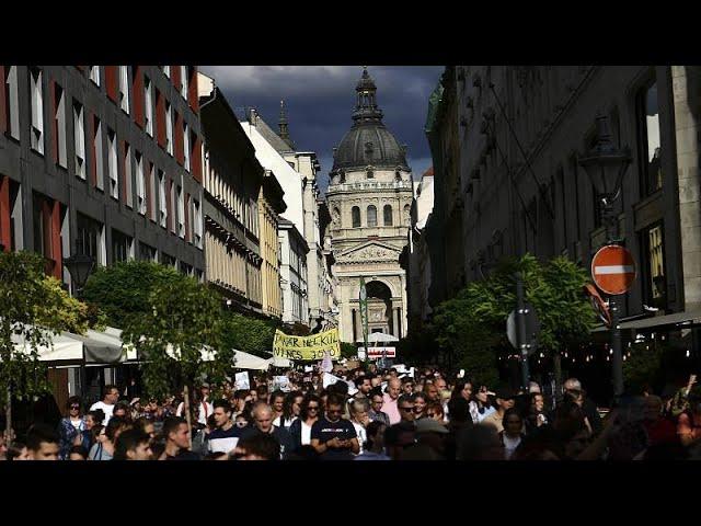 Thousands march on Hungary's parliament as teachers' crisis continues