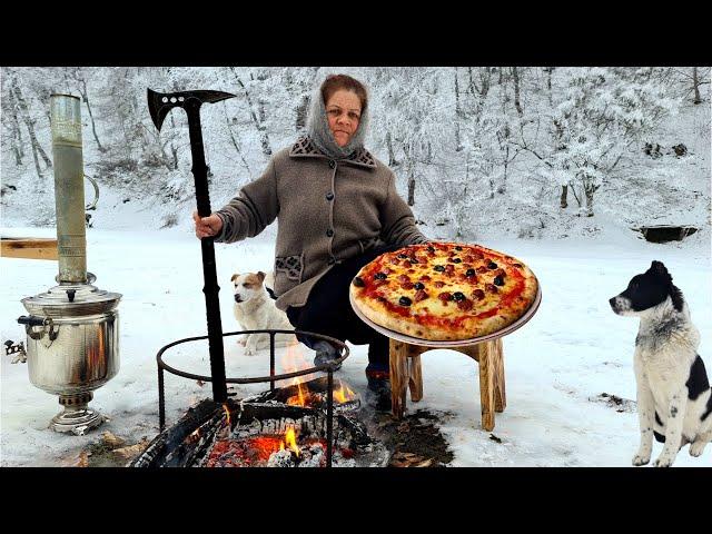 Kochen Lagerfeuer Pizza auf dem Sadj Grill, die beste Pizza, die Sie jemals essen werden