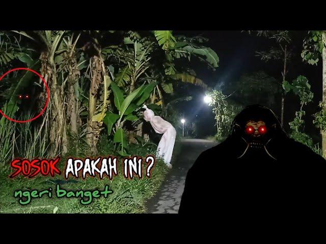 Prank Pocong Di Kagetkan Sosok Misterius || Pocongnya Ketakutan Sampai Kabur || Scary Ghost Prank