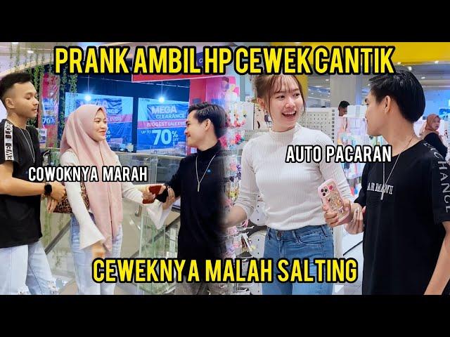 PRANK AMBIL HP CEWEK CANTIK MALAH SALTING CEWEKNYA!!