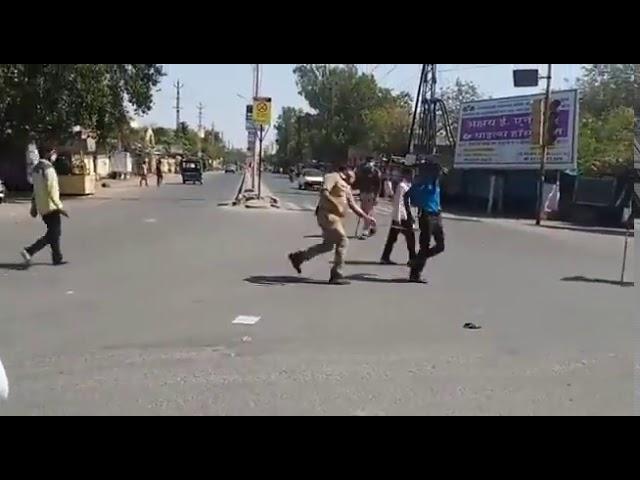 Полицейские в Индии палками загоняют людей на карантин
