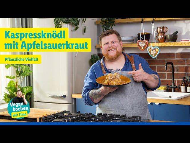 Vegan kochen mit Timo: Kaspressknödl mit Apfelsauerkraut